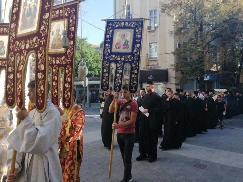 Спират движението около храма „Успение Богородично“ заради шествие