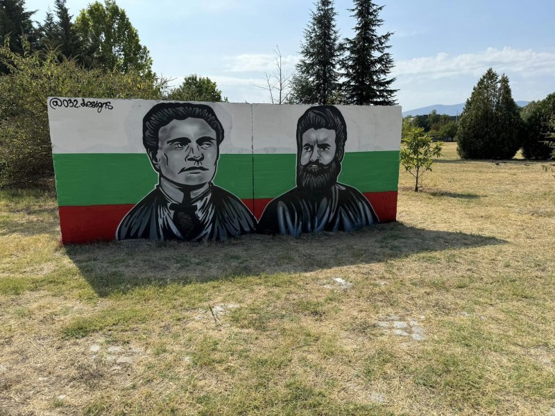 Възстановиха ликовете на Левски и Ботев в парк „Ротари” в район „Тракия”