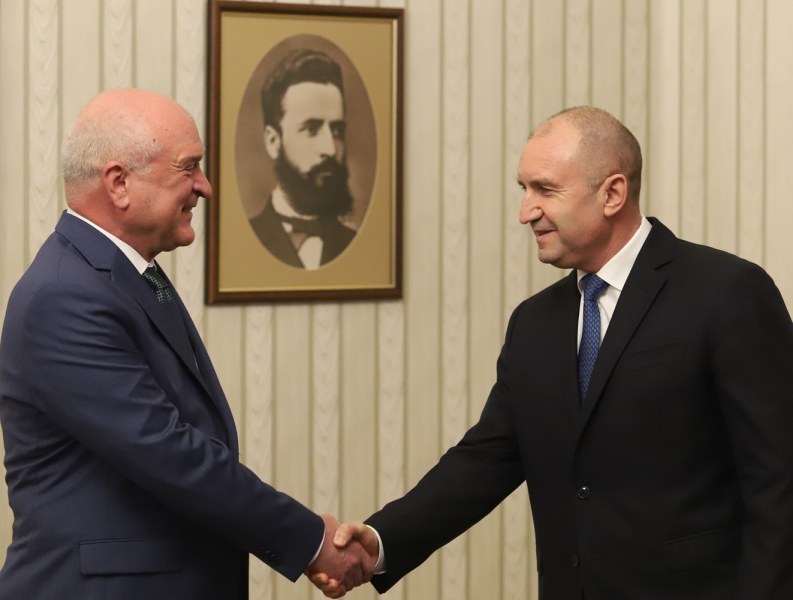 Президентът връчи мандата за правителство на Главчев, каза и датата на изборите
