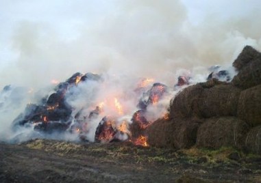 Стотици бали сено изгоряха край Катуница