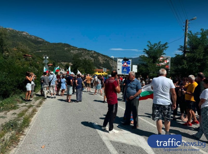 Заради безводието: Голям протест затвори главния път Асеновград-Смолян