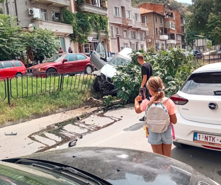 Луда каскада в Асеновград: БМВ се вряза в мантинела