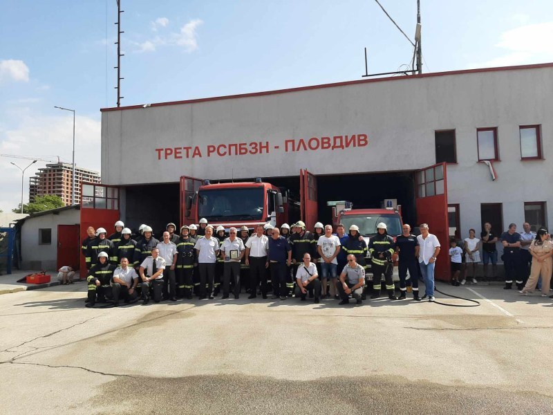 Пловдивски пожарникари излизат в заслужена пенсия след 35 години служба