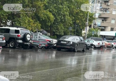 Пловдивчанин: Докога ще се позволява на лъскави коли да спират така?