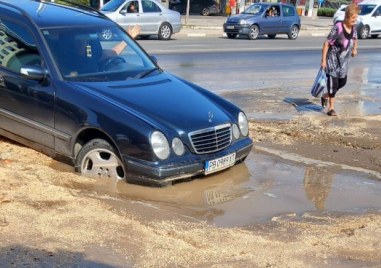 Кола пропадна в дупка в Гагарин