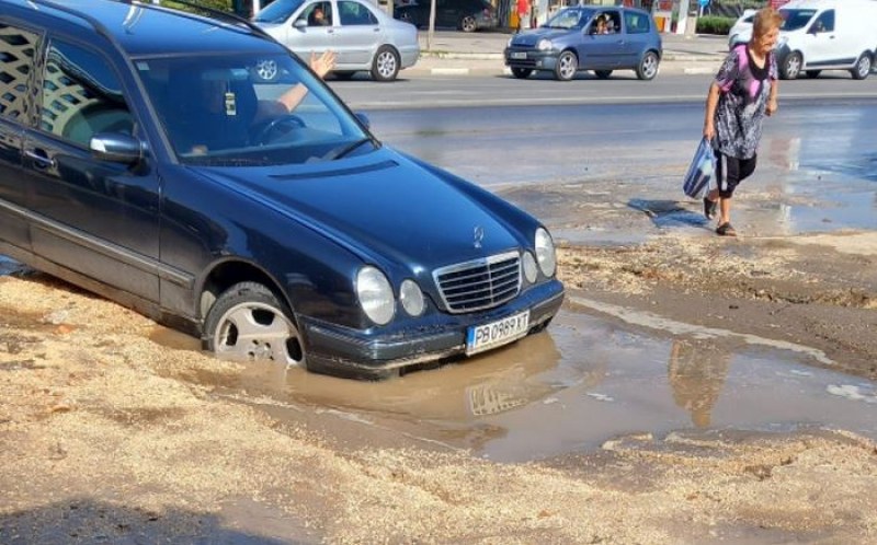 Кола пропадна в дупка в Гагарин