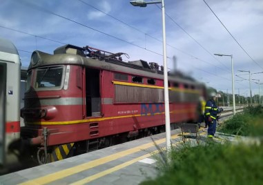 Локомотив на влак се запали у нас