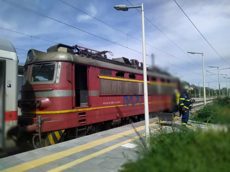 Локомотив на влак се запали у нас