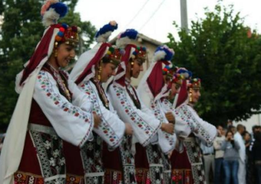 Фолклорният събор „Маврудово хоро“ -  кръшни хора и надиграване в Асеновград