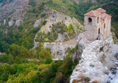 Кола падна в пропаст край Асеновата крепост, има ранени