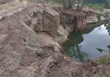 Опасно срутване на пътя край река Марица в близост до Рогош