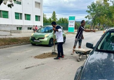 Пловдивчани сами запълват дупки по най-разбитата улица