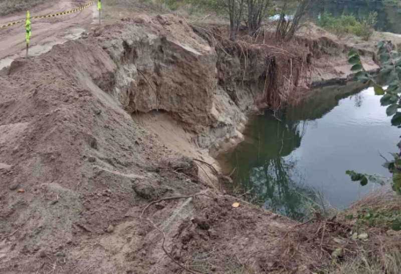 Опасно срутване на пътя край река Марица в близост до Рогош