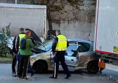 Тежка катастрофа стана в Пловдив, тир и кола се удариха