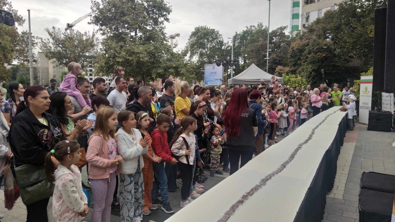 Сладкари подредиха 20-метров белгийски шоколад в пловдивски парк, десетки опитаха от изкушението