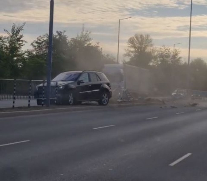 Джип се заби в металните ограждения на булевард в Пловдив