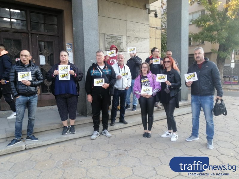 Таксиметрови шофьори в Пловдив на протест в подкрепа на прострелян колега