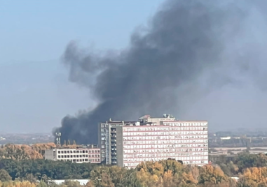 Пожар пламна зад Окръжна болница