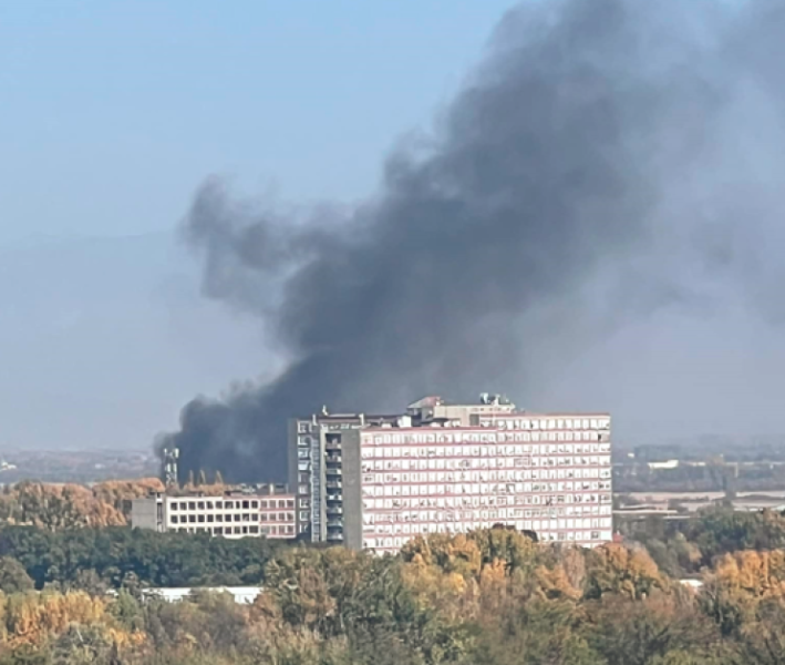 Пожар пламна зад Окръжна болница