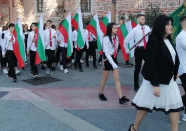 Пловдив отбеляза Деня на народните будителите! Стотици ученици се стекоха на Главната