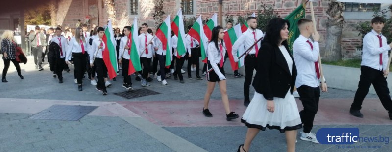 Пловдив отбеляза Деня на народните будителите! Стотици ученици се стекоха на Главната