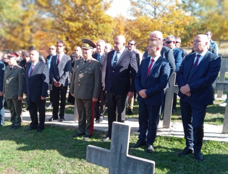 Представители на МО почетоха паметта на българските воини в РСМ и в Румъния