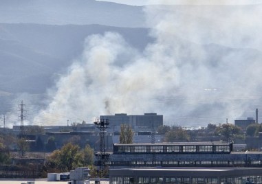 Четири пожарни гасят пожара до Митницата в Пловдив ВИДЕО