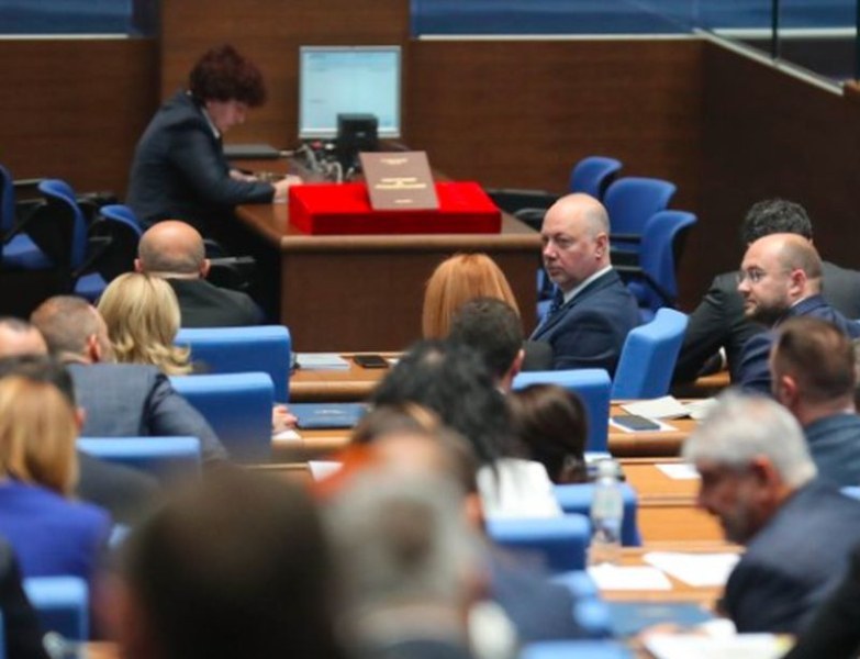 Първият парламентарен ден приключи без реален резултат