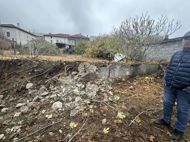 Багери копаят незаконно основи за къща с басейн в Куклен, влязоха у съседите