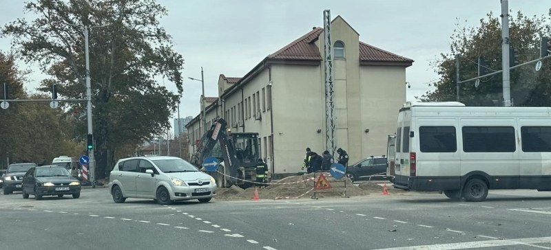 Все още отстраняват голямата авария, наводнила кръстовище в Пловдив