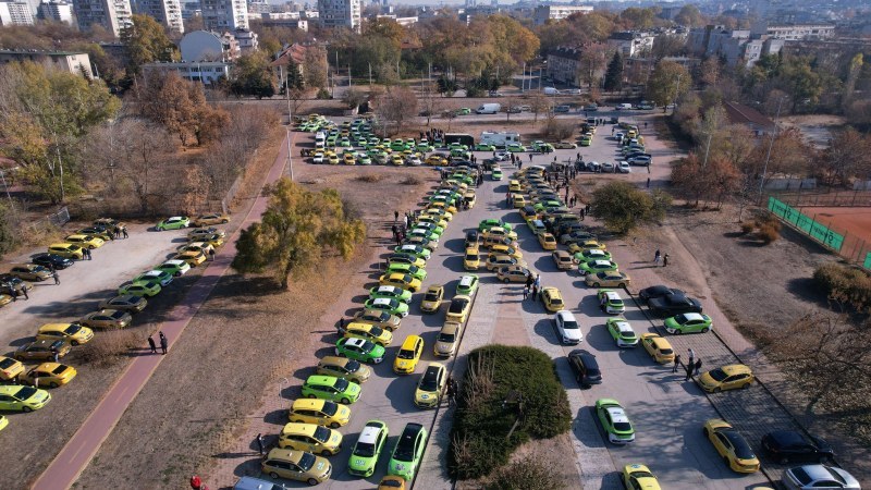 1200 таксита от Пловдив на протест срещу високите застраховки