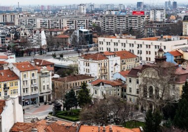 Слънчева неделя в Пловдив, вятърът утихва