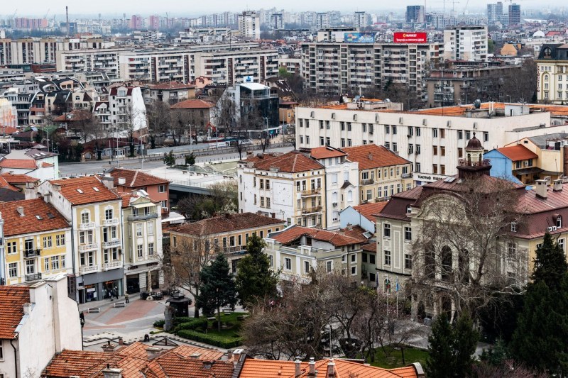 Слънчева неделя в Пловдив, вятърът утихва