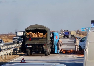 Военни от Крумово пътуват с кран към АМ “Тракия“ заради катастрофата