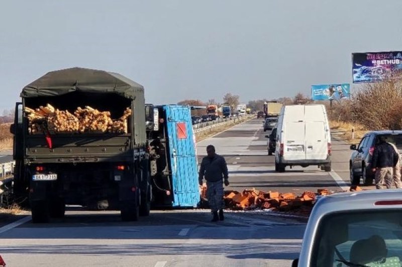 Военен камион се обърна на АМ “Тракия“