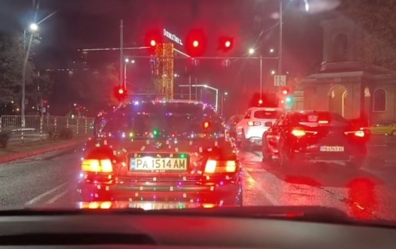 Празнично украсено БМВ предизвика фурор из Пловдив