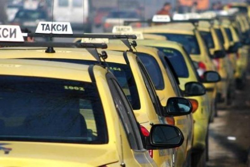 Важно за таксиметровите шофьори: Започва приемането на заявленията за превоз на пътници в Пловдив
