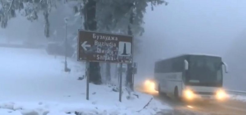 Пътят Шипка-Бузлуджа е затворен заради усложнената зимна обстановка