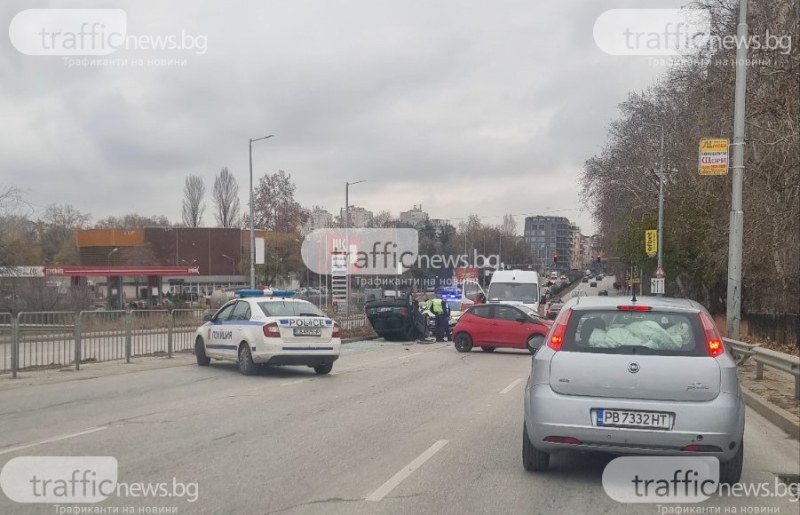 Тежка катастрофа стана в Пловдив, кола се преобърна