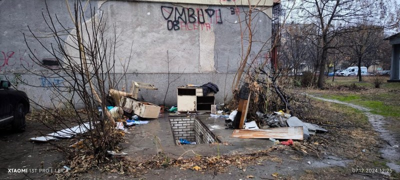 Мизерия след разчистване на стари гаражи в “Западен“, граждани се опасяват от инциденти