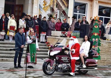 Дядо Коледа и Снежанка долетяха с мотор на празника в Маноле