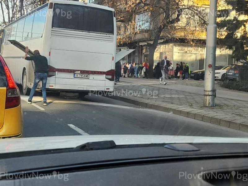 Автобус с деца от Куклен започна да пуши на пловдивски булевард