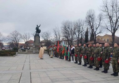 Литургия, военен ритуал, шествие и спасяване на кръста в Карлово на Йордановден