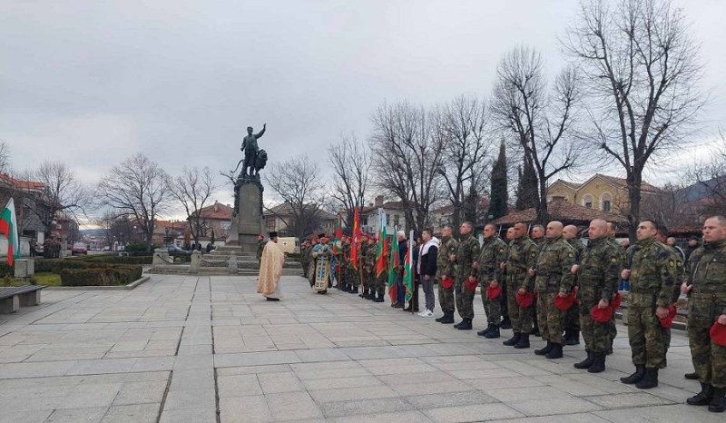 Литургия, военен ритуал, шествие и спасяване на кръста в Карлово на Йордановден