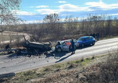 Пътят Пловдив – Карлово остава затворен след бруталната катастрофа с две жертви