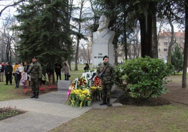 Пловдив почита паметта на Ботев, спасяват и Светия кръст