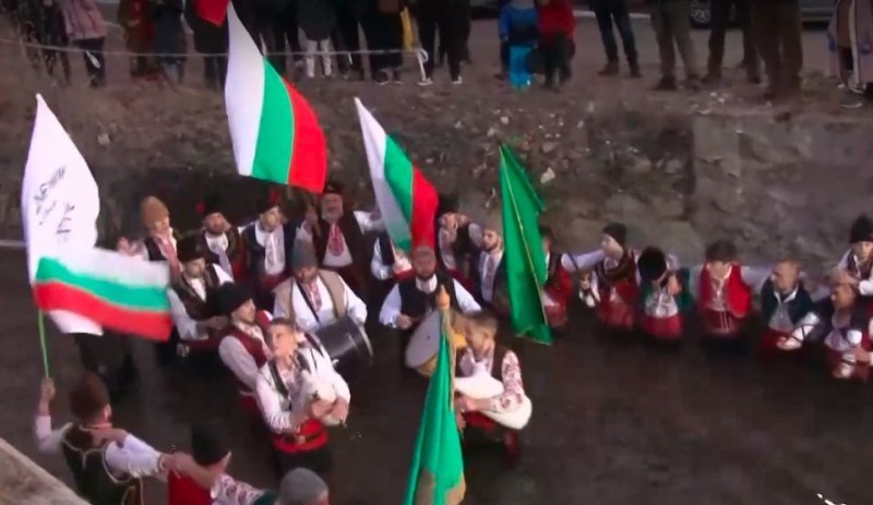 В Шипка мъжете първи се хвърлиха в ледените води за кръста