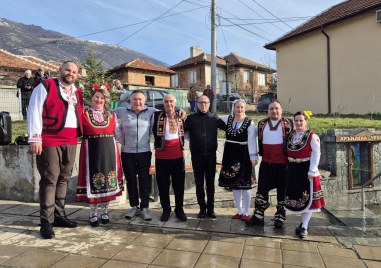 На Ивановден в карловската Сушица изкъпаха булките, имениците и кмета