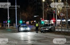 Среднощен екшън в Пловдив! БМВ се заби в мантинела на ключов булевард