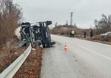 Бетоновоз се обърна на пътя Пазарджик - Панагюрище